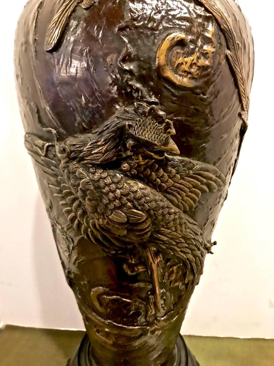 Dies ist ein hervorragendes Beispiel für eine große japanische Bronzevase aus der Meiji-Zeit, die jetzt als Lampe dient. Die Vase ist mit Hochrelief und fein detaillierten Hähnen und flammenden Perlen gegossen. Jedes Detail ist fein gegossen und von