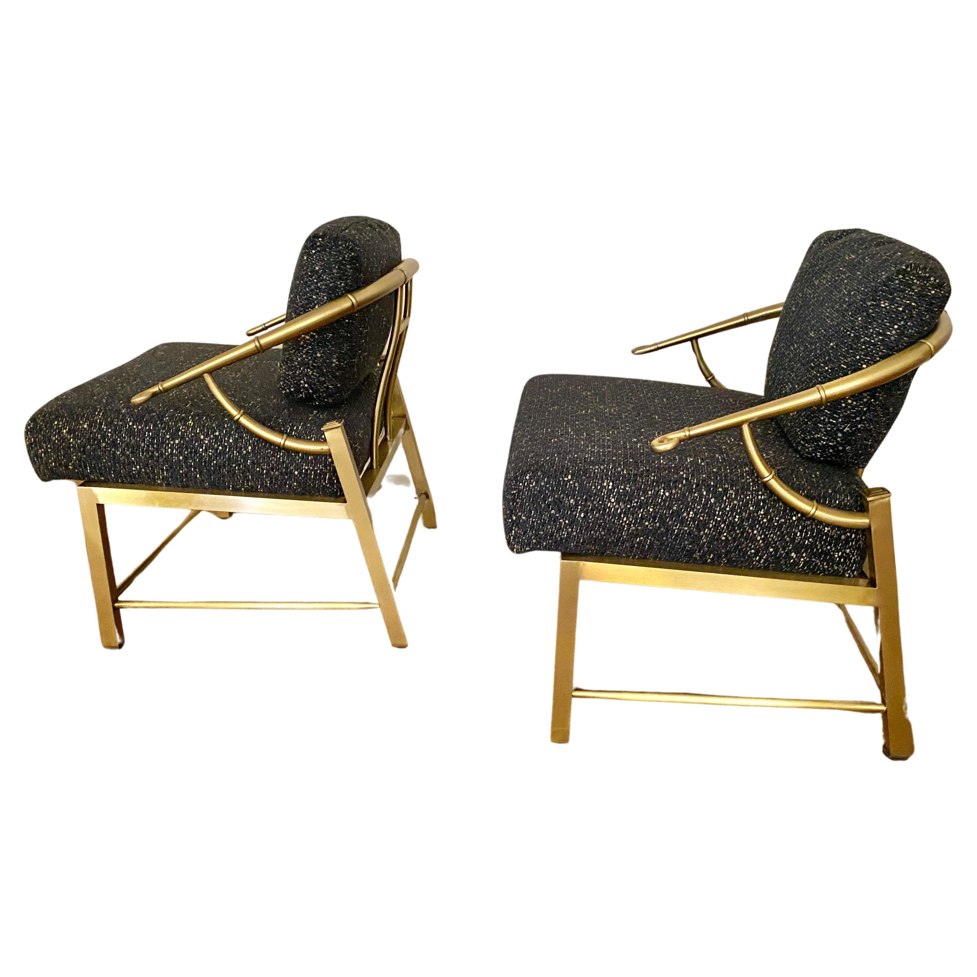 Dies ist ein Paar ikonische Mastercraft Messing chinesischen Stil Hufeisen Stühle, die auf die c. 1970-1980. Beide Stühle sind in ausgezeichnetem Zustand - ihre Gestelle wurden poliert und sie sind neu mit einem handgewebten Stoff gepolstert. Beide