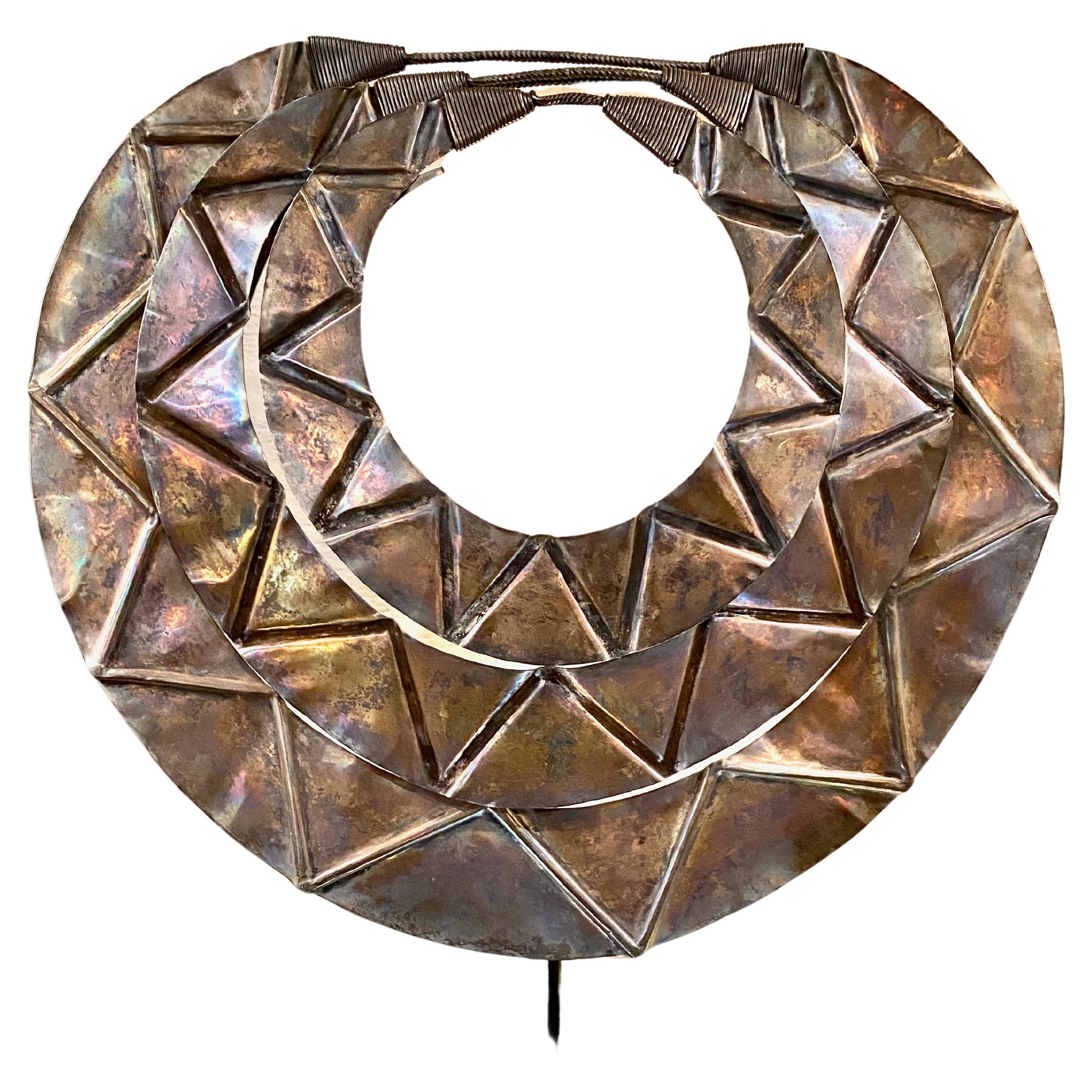 Il s'agit d'un anneau de cou en argent massif et inhabituel, provenant d'un groupe tribal de la région montagneuse du triangle d'or du Laos, de la Thaïlande et de la Birmanie. L'anneau est conçu comme une amulette protectrice empêchant l'esprit de