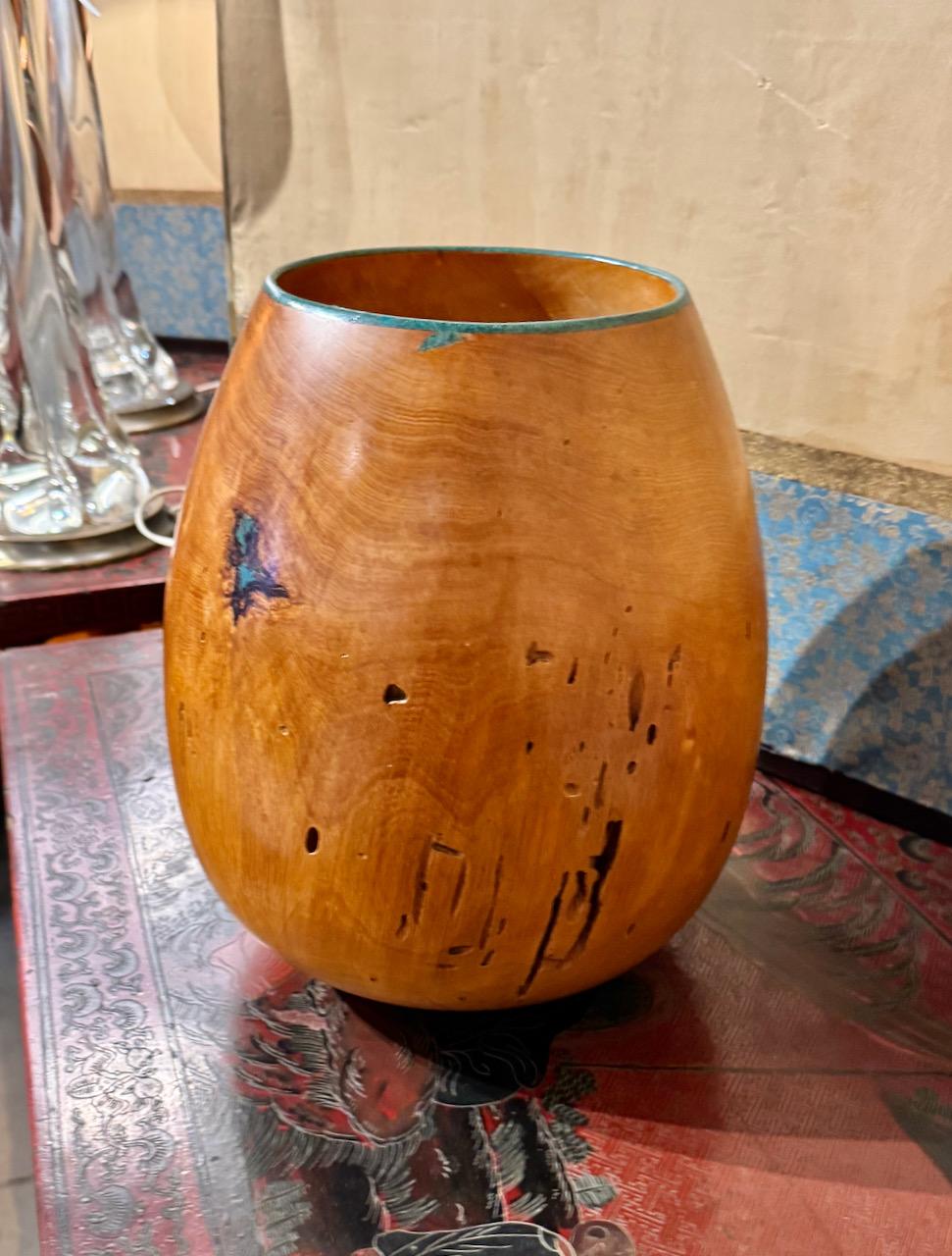 Dies ist ein wunderschön ausgearbeitetes und fein geschnitztes Gefäß aus Ponderosa Pine, das  poliert und mit Türkisen eingelegt von dem in der Liste aufgeführten Künstler aus Arizona, Marc Wroe. Das Gefäß ist vom Künstler signiert und mit 4/1994