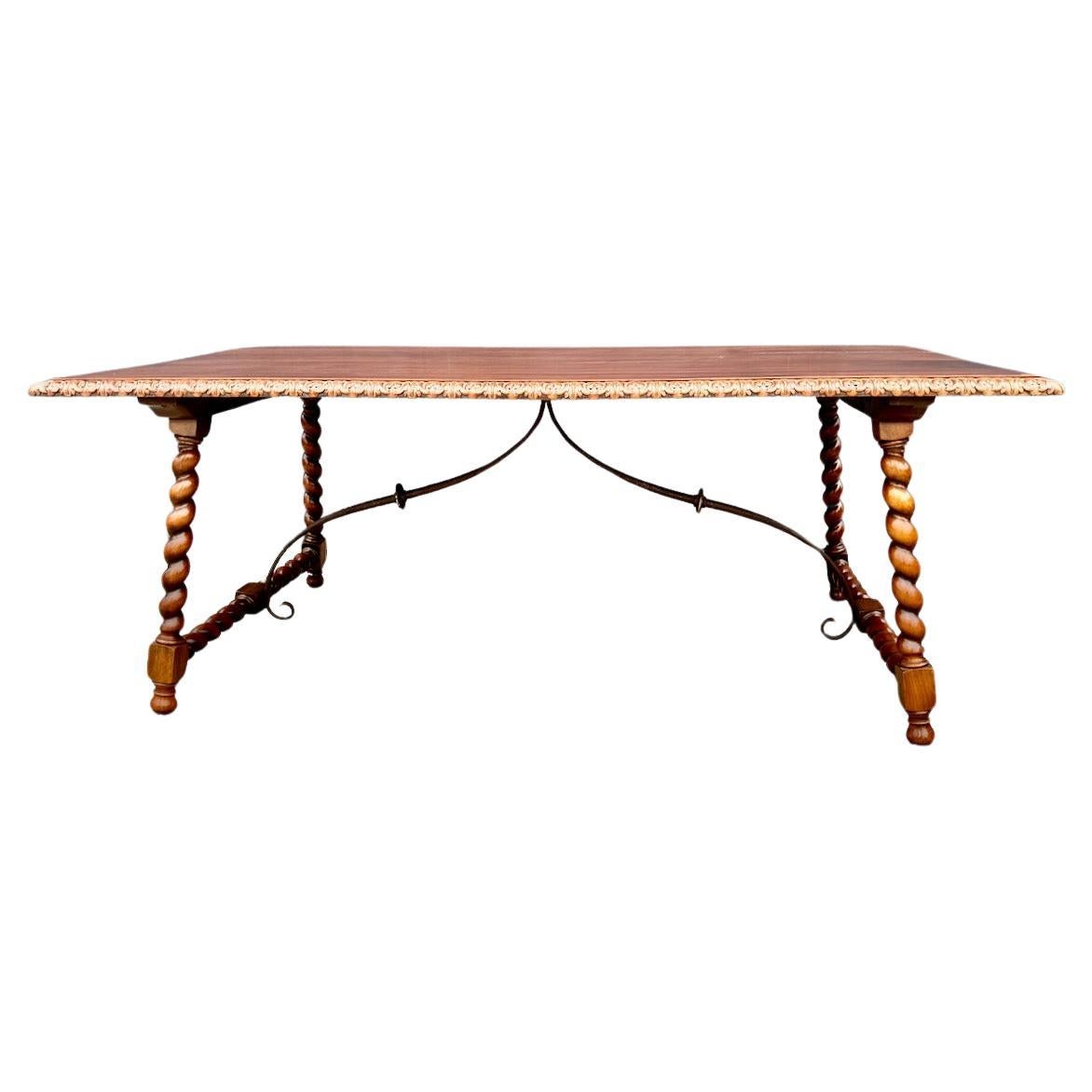 Tourné Table de bibliothèque espagnole de style baroque en vente