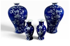 Paire de vases « Meiping » chinois en cobalt du début du XXe siècle, ornés d'un motif de prunier