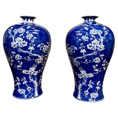 Par de jarrones «Meiping» chinos de cobalto de principios del siglo XX con decoración de ciruelos
