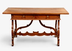 Mesa de escritura o auxiliar de estilo barroco italiano en madera de nogal, siglo XX