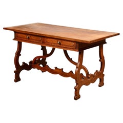 Mesa de escritura o auxiliar de estilo barroco italiano en madera de nogal, siglo XX