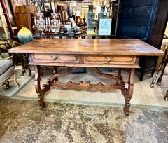 Mesa de escritura o mesita auxiliar de estilo barroco italiano en madera de nogal, siglo XIX