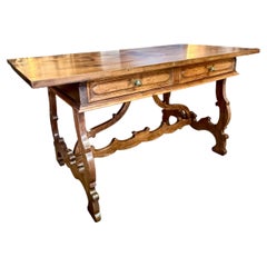 Mesa de escritura o mesita auxiliar de estilo barroco italiano en madera de nogal, siglo XIX