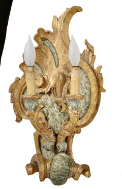 Coppia di applique italiane del XVIII secolo in legno intagliato e dorato, 1770-1790 circa