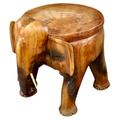 Elefante vintage tallado en teca con pátina natural