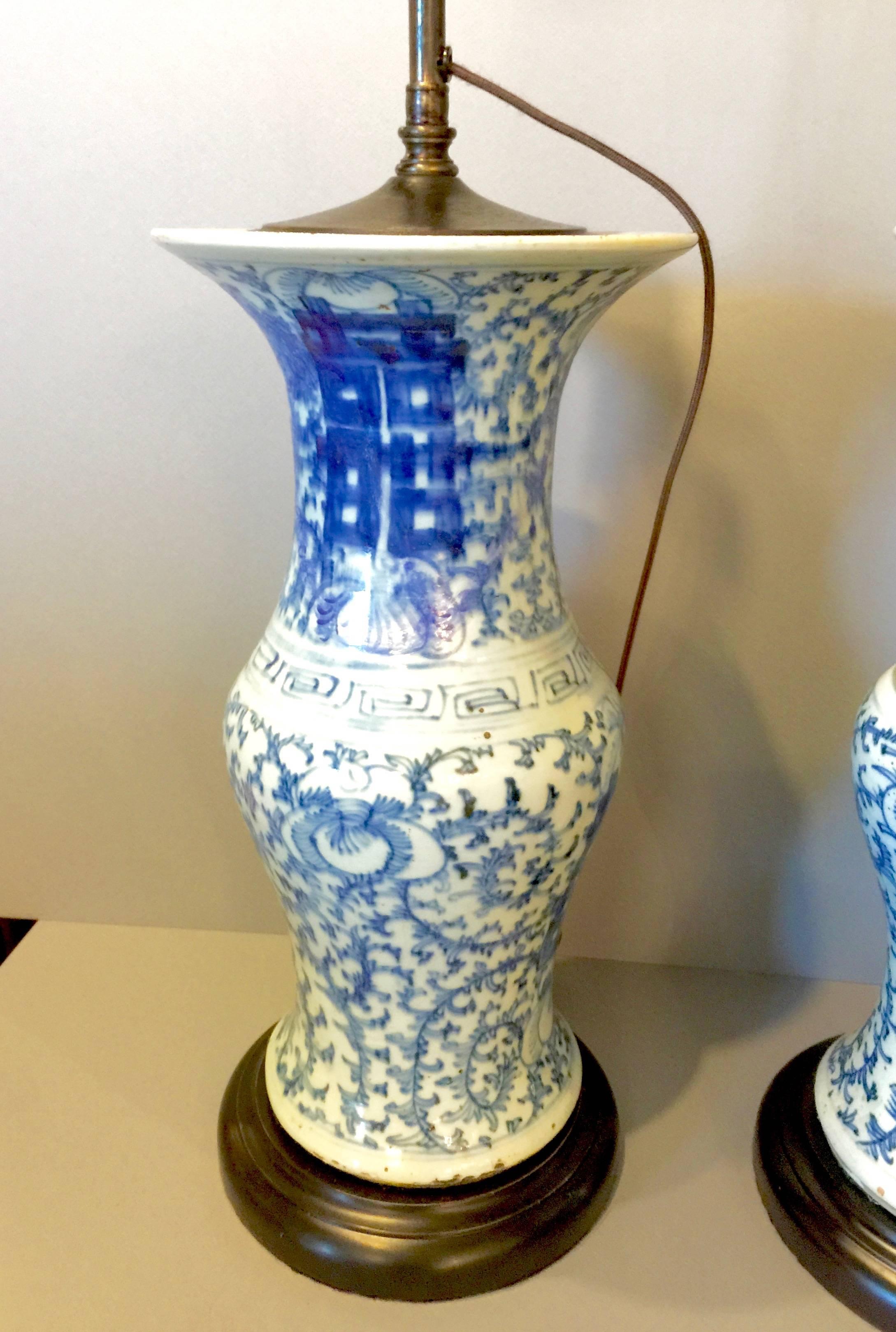 Dies ist ein ikonisches Paar chinesischer blau-weißer Vasen aus der späten Ching-Periode. Sie werden neuerdings als Lampen mit einem französischen Draht montiert, um die Vasen nicht anbohren zu müssen. Die Vasen haben die gleiche Größe und das