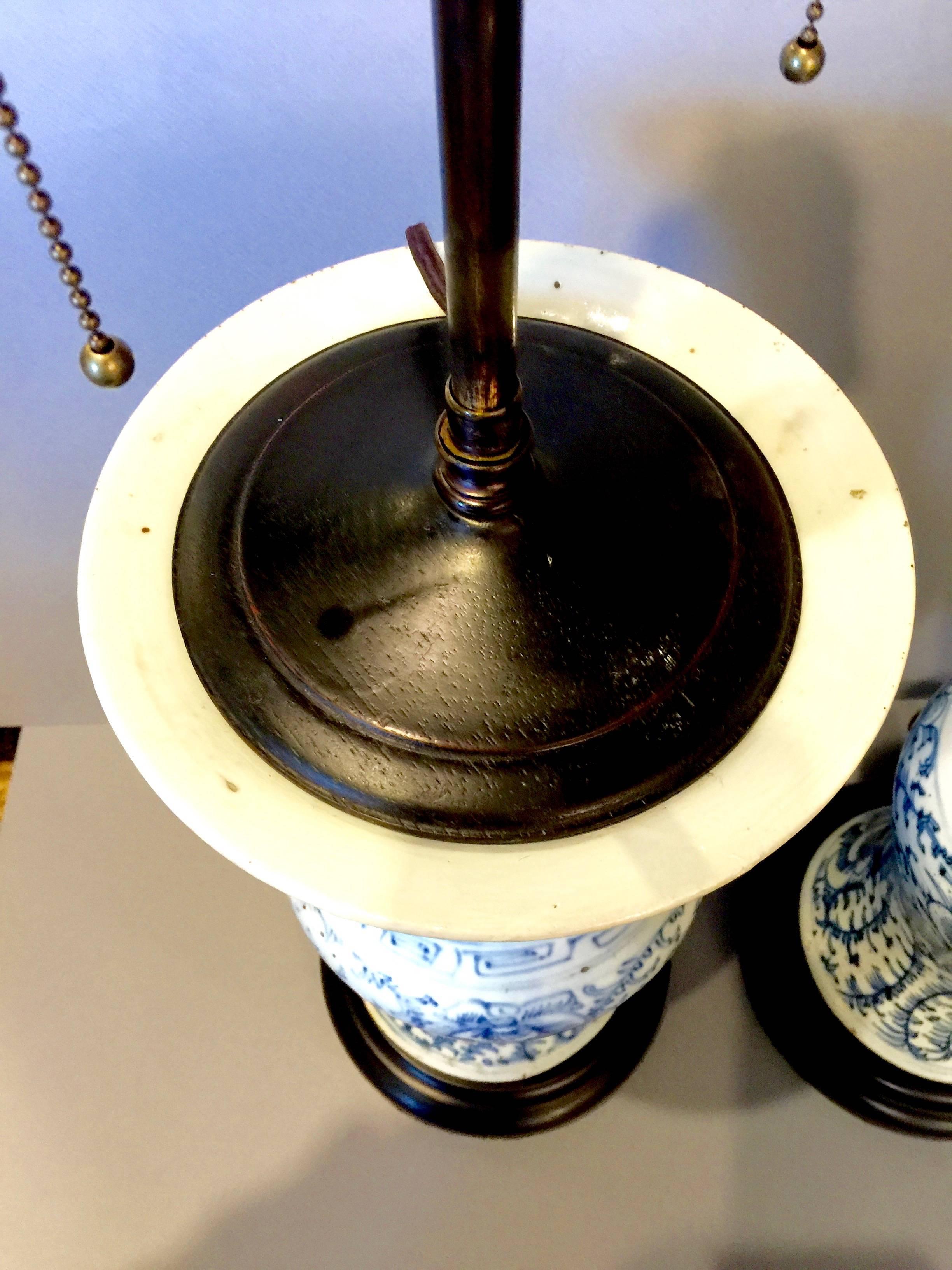 Paar blau-weiße Chinoiserie-Lampen aus dem späten 19. Jahrhundert (Gemalt) im Angebot
