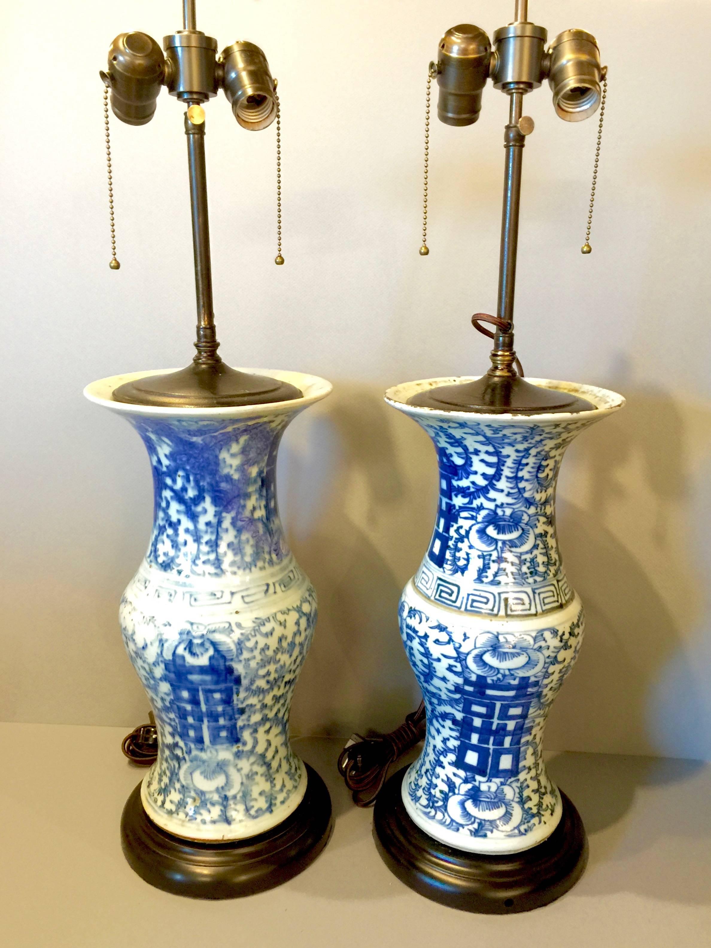 Paar blau-weiße Chinoiserie-Lampen aus dem späten 19. Jahrhundert (Messing) im Angebot