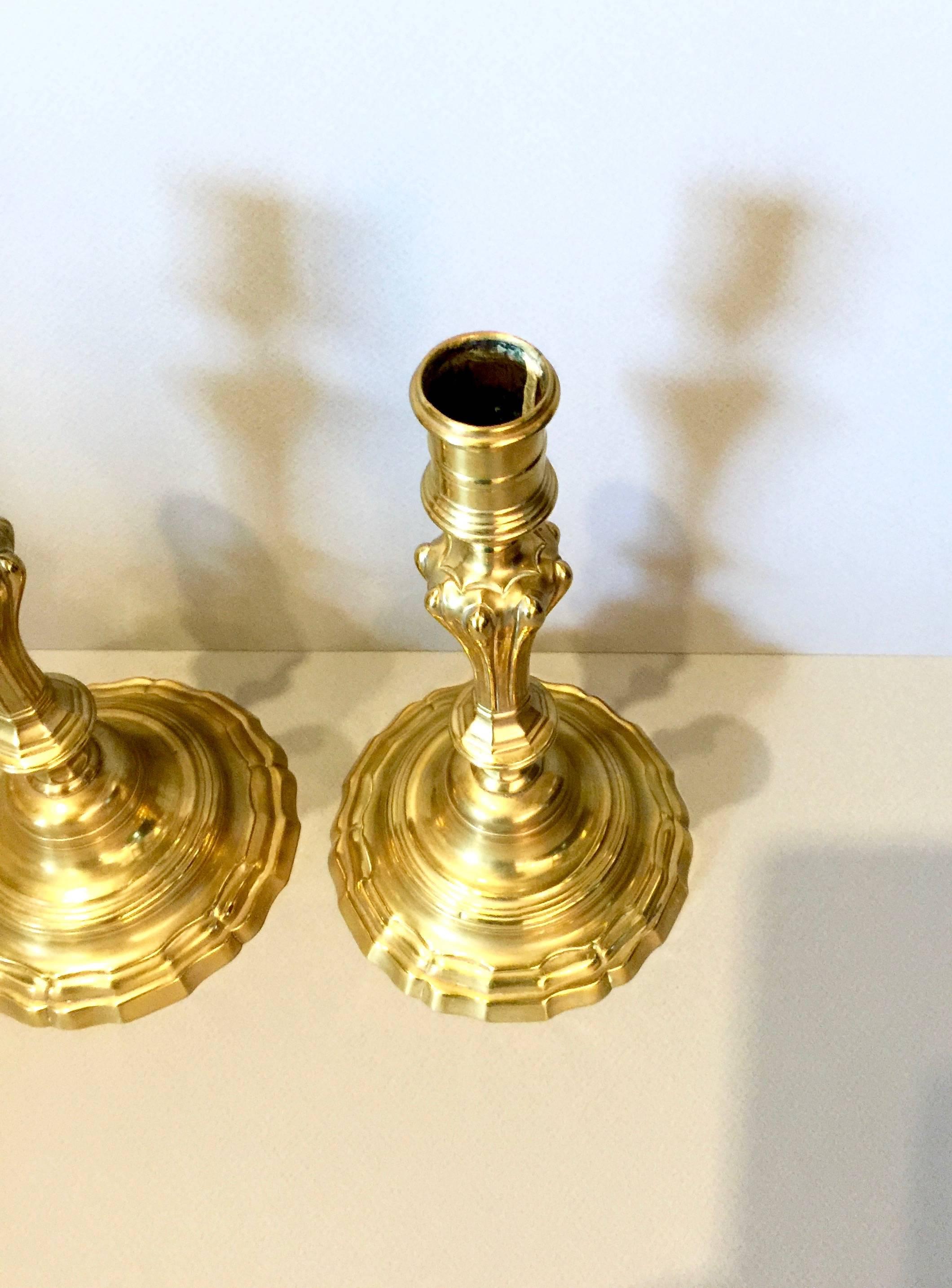 Il s'agit d'une magnifique paire de chandeliers en laiton de style Louis XV du milieu du XVIIIe siècle. À un moment donné, les chandeliers ont été argentés ; seuls les dessous conservent l'ancienne argenture. Les deux bâtons sont en très bon état et