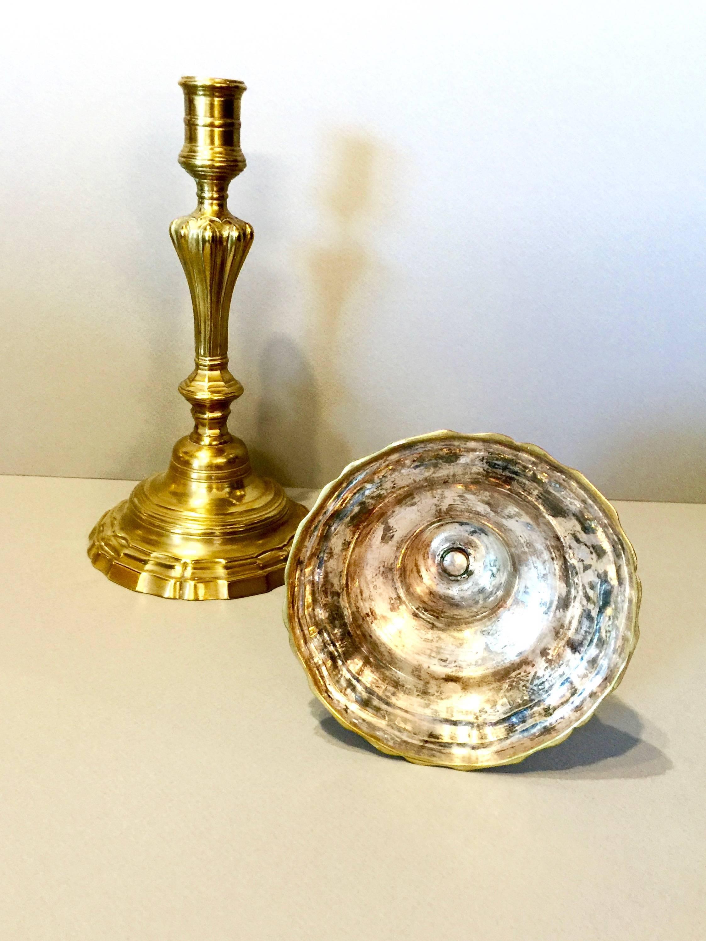 Baroque Paire de bougeoirs Louis XV en laiton du 18ème siècle en vente