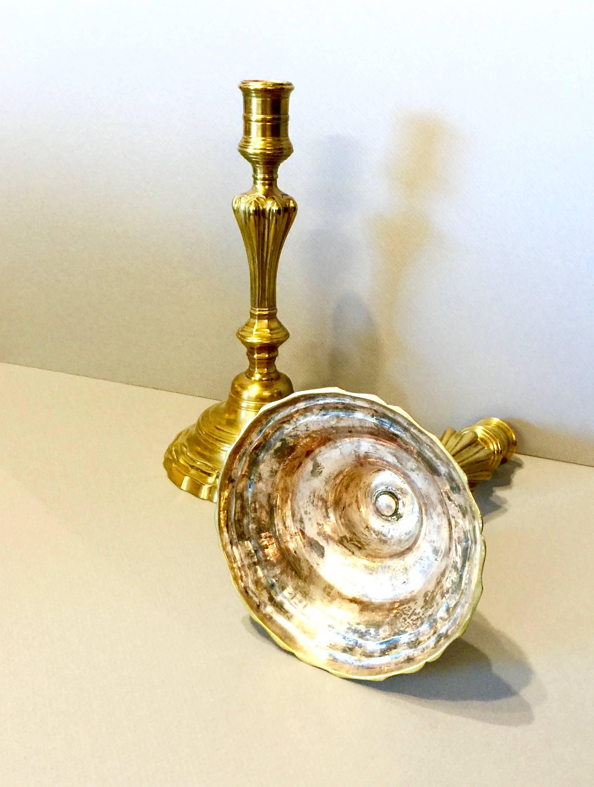 Français Paire de bougeoirs Louis XV en laiton du 18ème siècle en vente