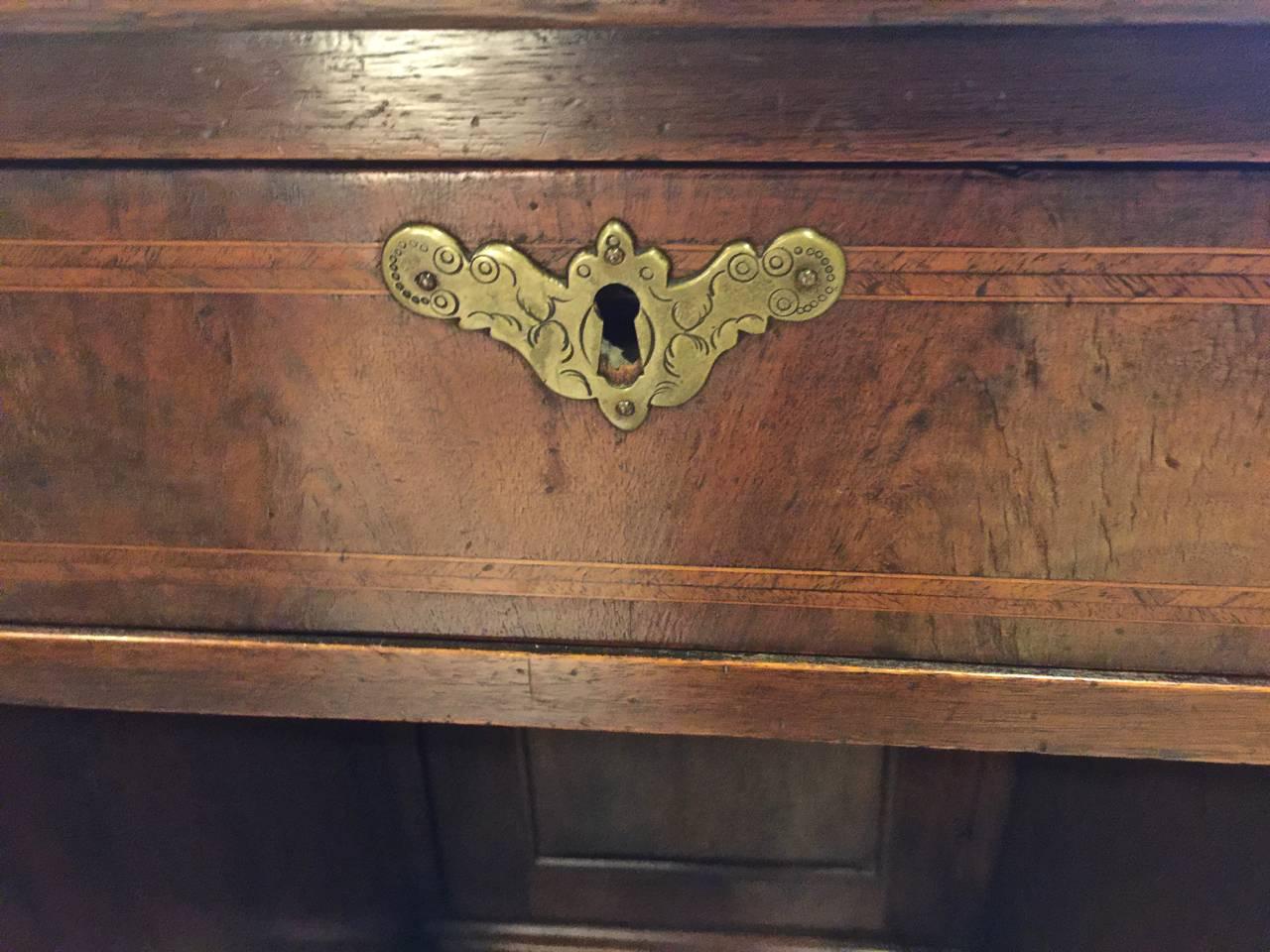 18th Century Walnut Kneehole Desk In Good Condition In Pasadena, CA