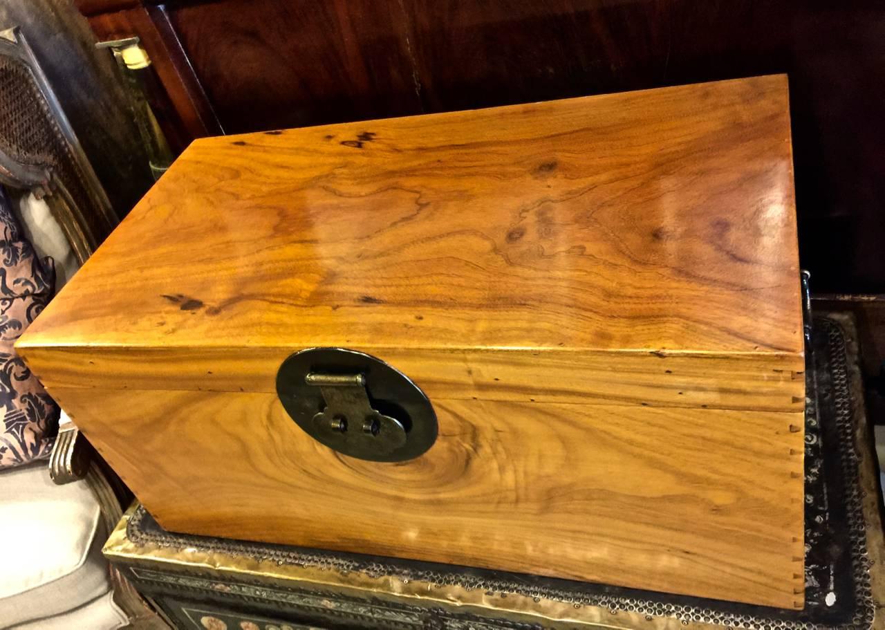 This vintage Chinese Export dovetailed trunk in a medium to large size would make a great coffee or side table. The trunk has acquired just the right amount of natural patina. 