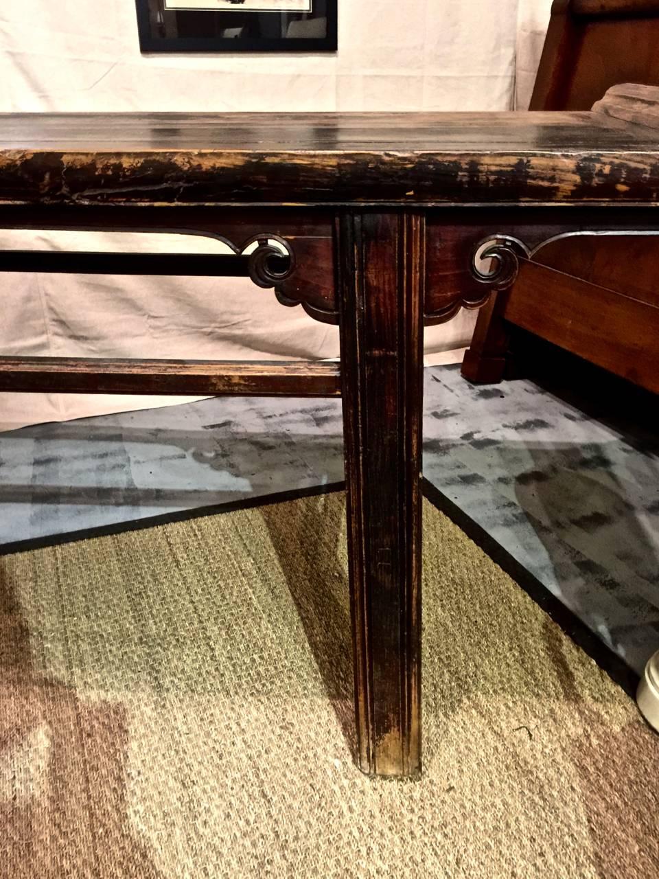 Mid-19th Century Long Chinese Lacquered Elm Altar Table In Good Condition In Pasadena, CA