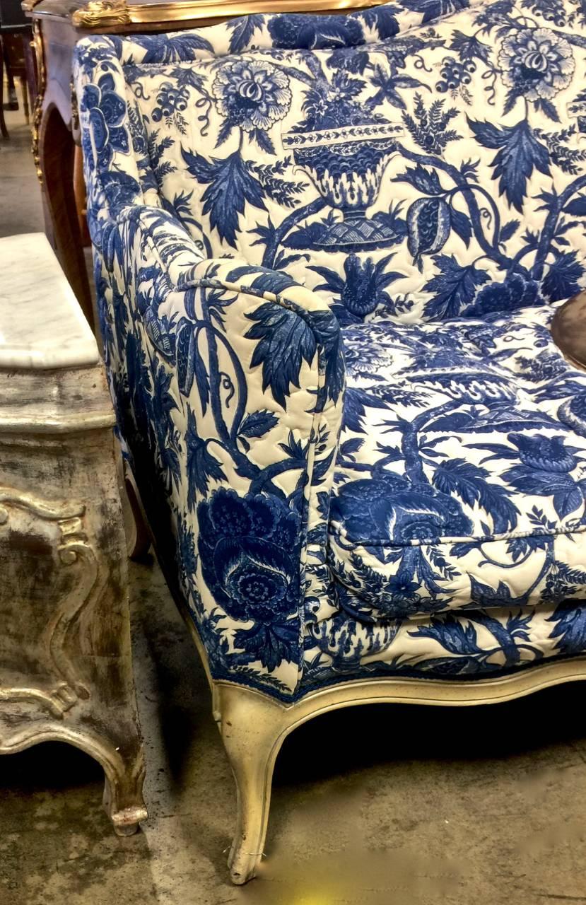 Pair Vintage Toile Small Louis XV-Style Sofas In Good Condition In Pasadena, CA