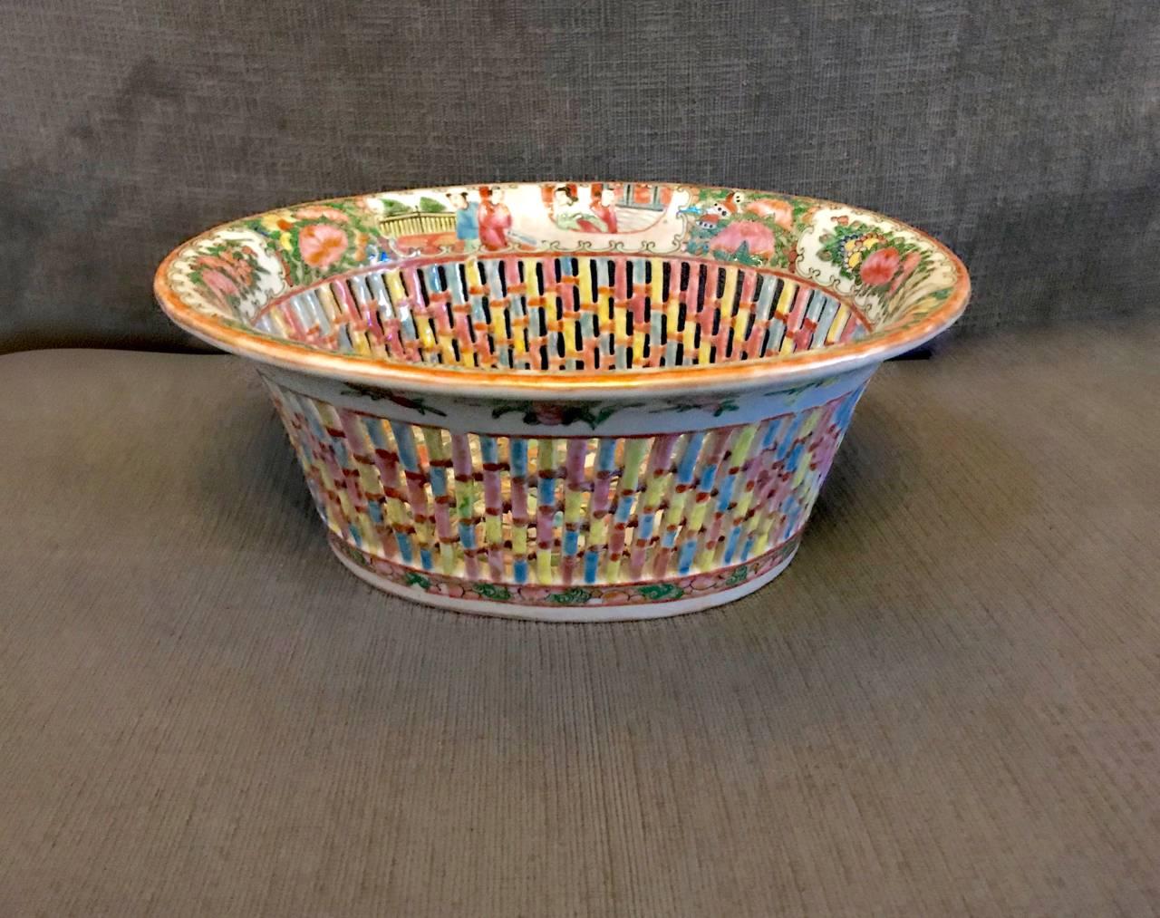 Chinese Export Rose Medallion Reticulated Bowl and Underplate, circa 1860 In Good Condition In Pasadena, CA