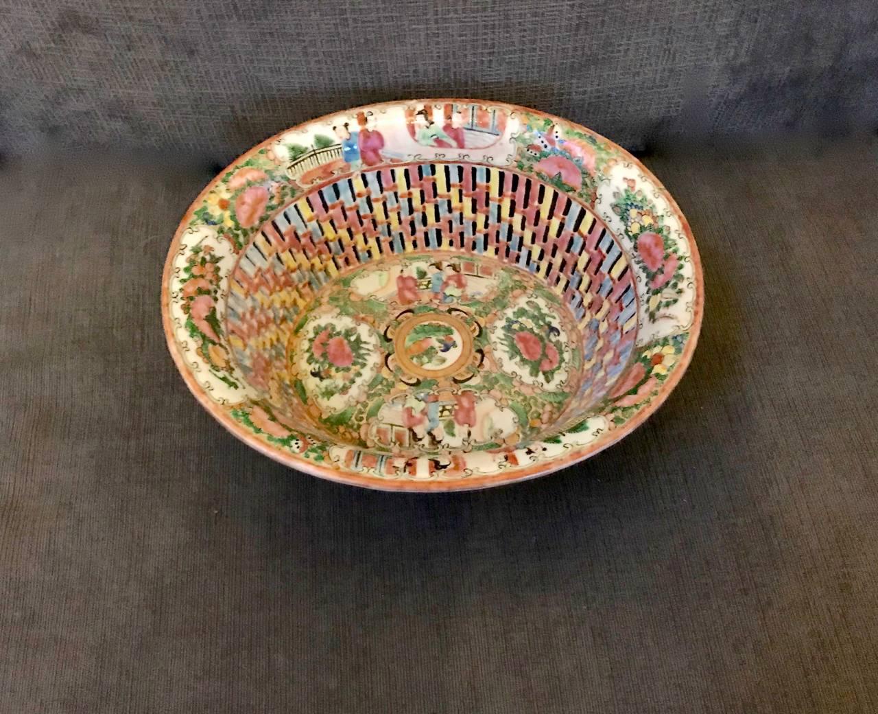 This is a classic example of a mid-19th century Chinese Export reticulated fruit or chestnut bowl with its original underplate in the Rose Medallion pattern. Both the bowl and its underplate are in overall very good condition with a tiny bit of