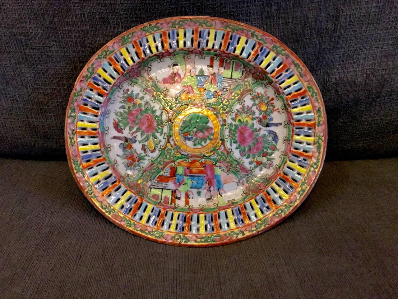 Chinese Export Rose Medallion Reticulated Bowl and Underplate, circa 1860 3