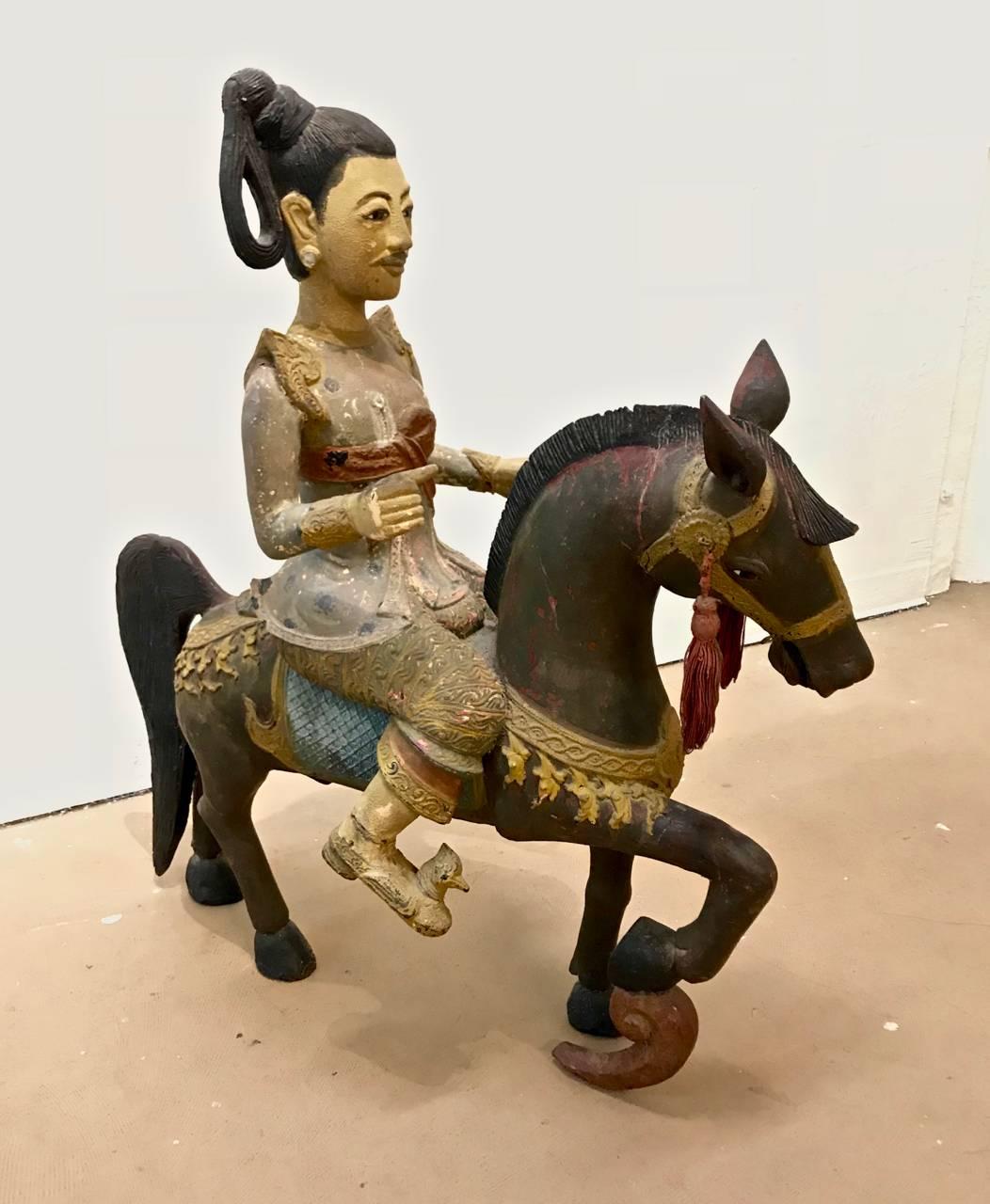 Indo-chinesische burmesische figürliche Skulptur, spätes Jahrhundert (Handgeschnitzt) im Angebot