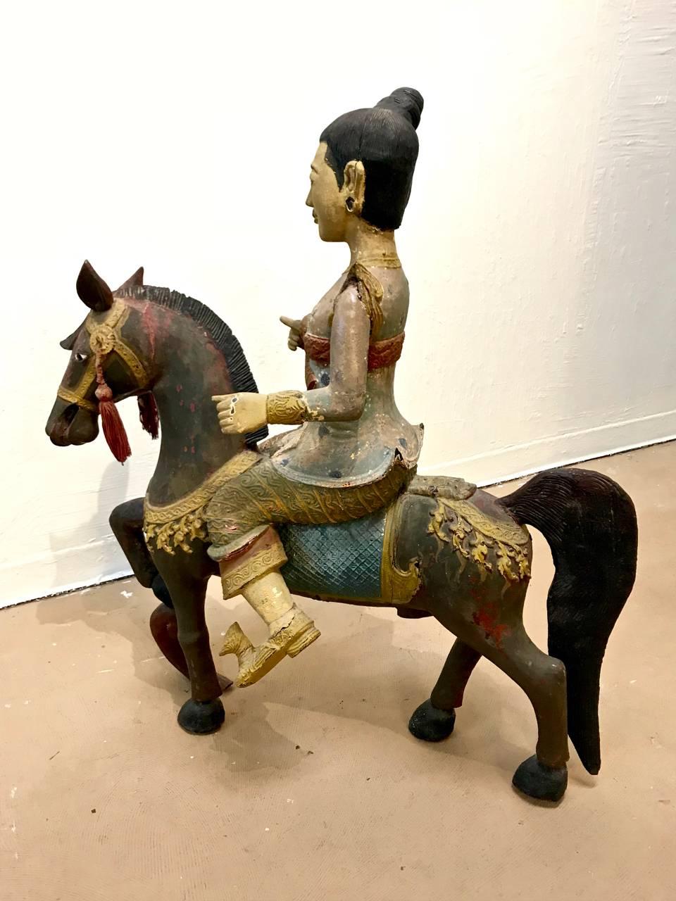 Indo-chinesische burmesische figürliche Skulptur, spätes Jahrhundert (Indisch) im Angebot