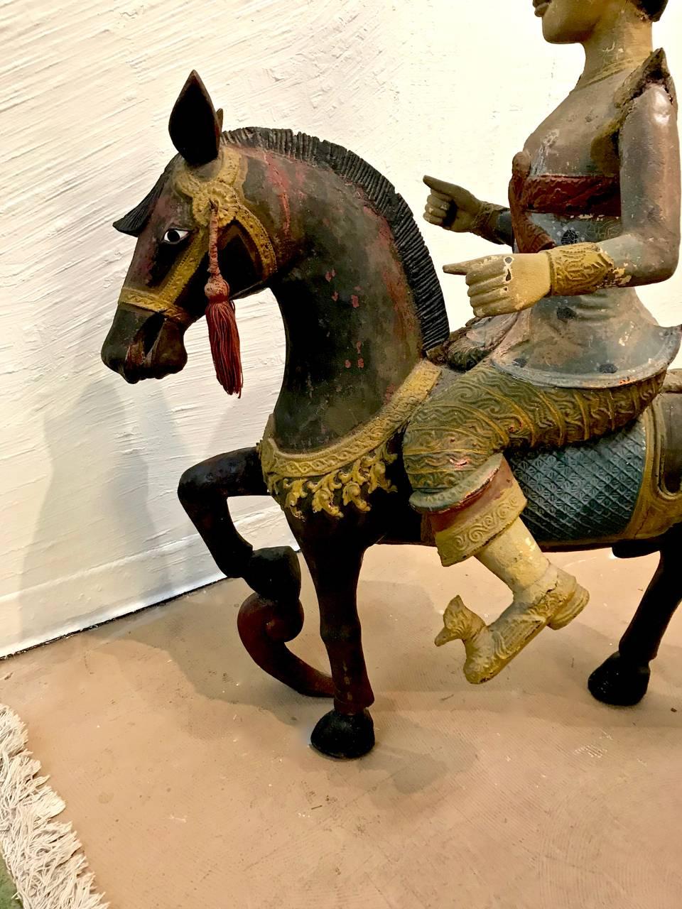 Indo-chinesische burmesische figürliche Skulptur, spätes Jahrhundert im Zustand „Relativ gut“ im Angebot in Pasadena, CA