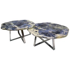 Coppia di tavolini da centro in Sodalite brasiliana di forma naturale, base in metallo placcato