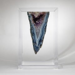 Amethyst-Achat, eingefasst in einem Acrylsockel in originellem Design