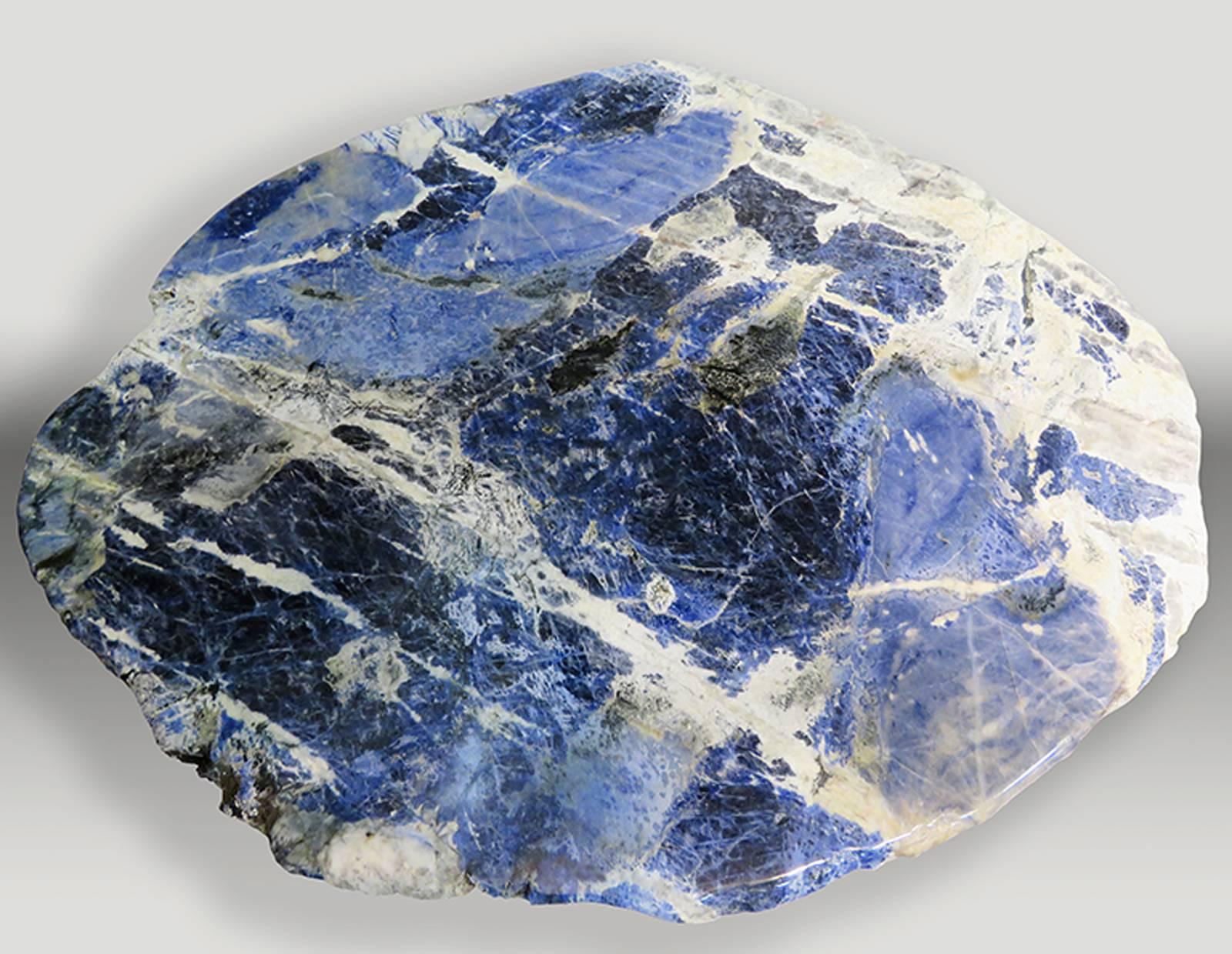 This pair of center tables is made of sodalite slabs from Brazil.
Sodalite o means “sodium stone”, because its chemical composition presents great amounts of sodium.
Sodalite is a very interesting mineral for collectors, since it is not easy to find