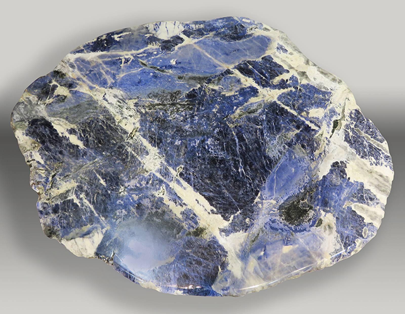 Organico moderno Coppia di tavolini da centro in Sodalite brasiliana di forma naturale, base placcata in metallo in vendita