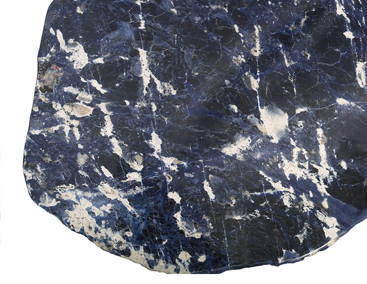 Sodalite slab from Brazil.
Sodalite o means “sodium stone”, because its chemical composition presents great amounts of sodium.
Sodalite is a very interesting mineral for collectors, since it is not easy to find well-crystalized specimens in nature