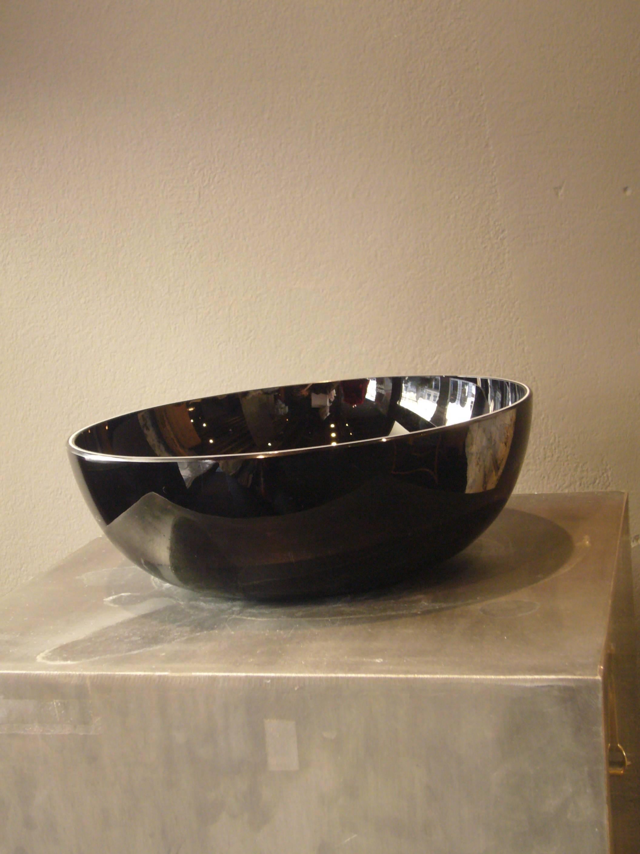 Vintage handblown bowl. Incamiciato / jacketed. Murano Venezia, made in Italy. 1970 period. In style of Vistosi. Black and white, Good vintage condition.