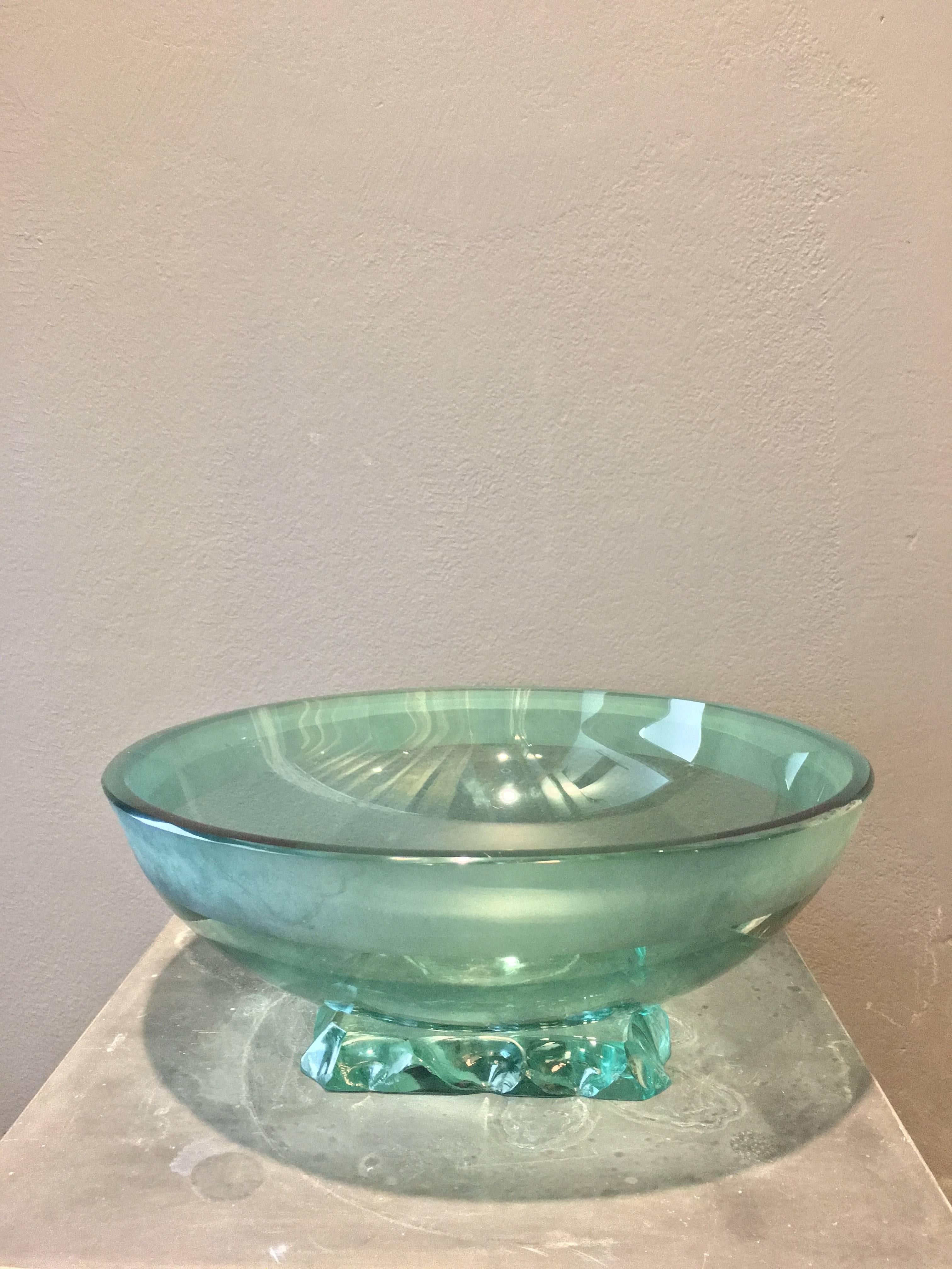 Great vintage bowl
Glass
Light green
Attributed to Fontana Arte
Designer Pietro Chiesa
Made in Italy
20th century period
Measures: H 13 x D 34 cm.