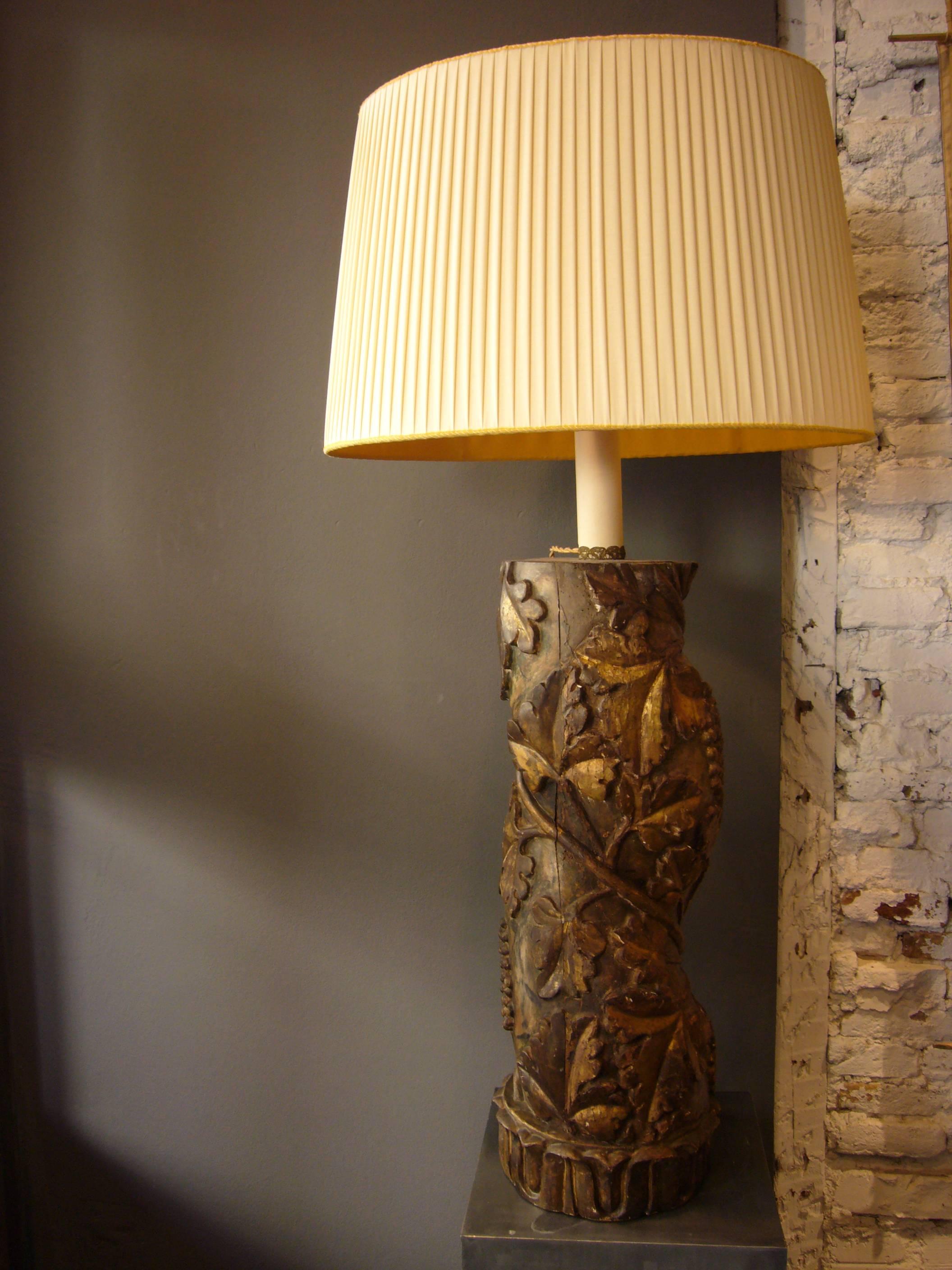 Very elegant table lamp from a carved column
Golden wood (not homogeneous)
Grape branch embossed
Late 19th century
The lampshade is oval; its fabric - pleated - is outside cream colour and inside gold.
The lampshade is new and it is hand made