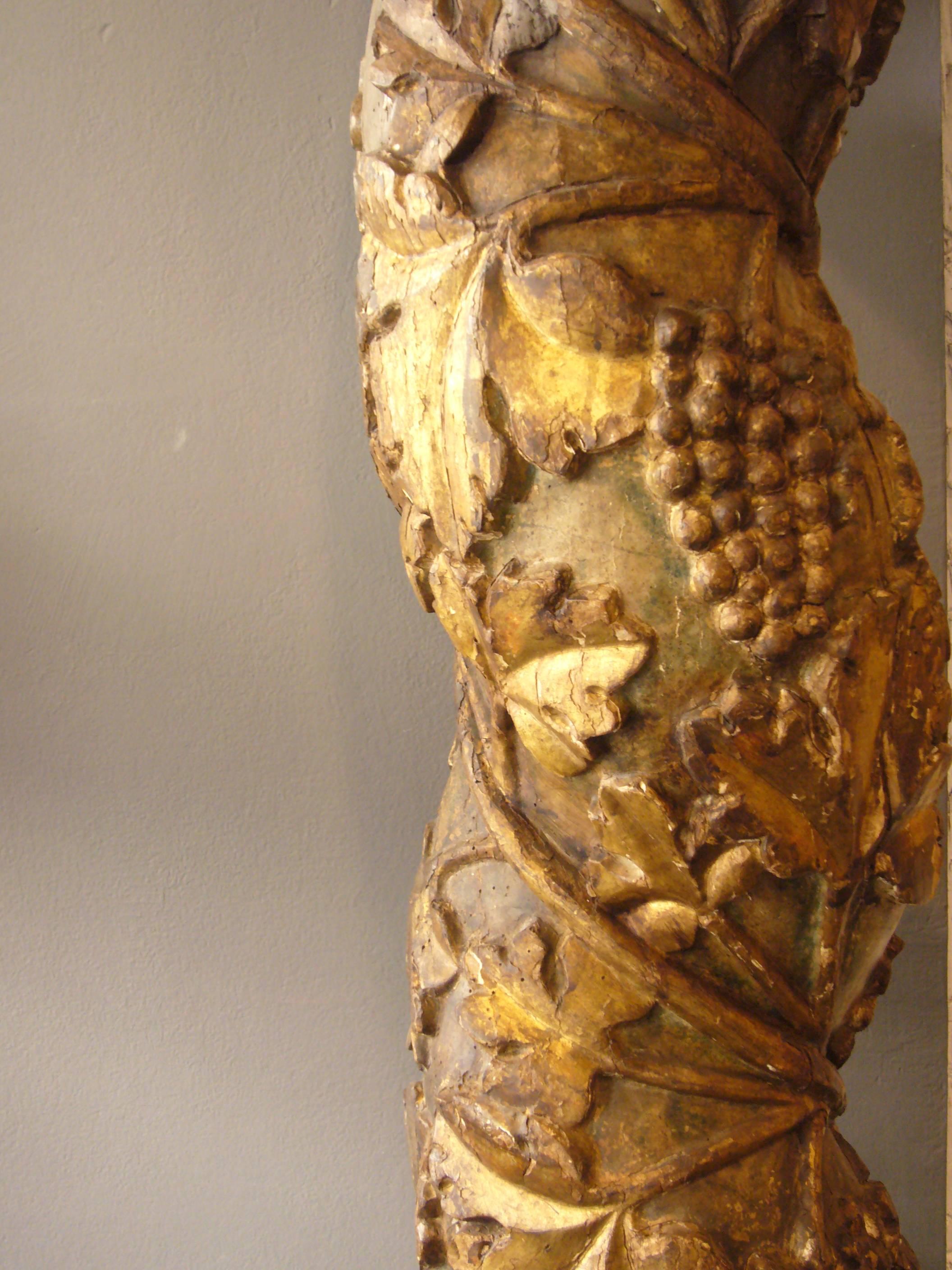 Antique Golden Wood Torchon Table Lamp Carved Column Grape Branch Embossed In Good Condition For Sale In Udine, IT