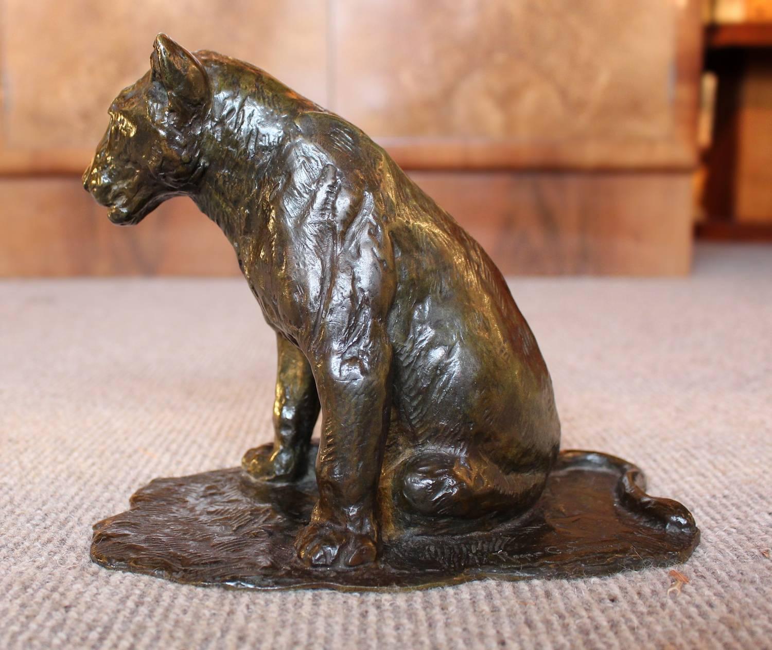bronze lionceau assis