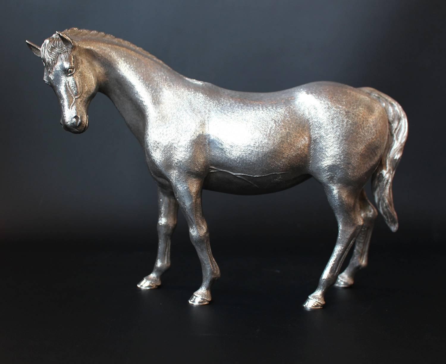 A solid silver horse by preeminent silversmith firm CJ Vander of London. a horse with flowing mane and fine detail. Stamped to inner leg with maker's mark and dated 1977.

Measures: H 20 cm, L 30 cm, D 10 cm

English, 1977.