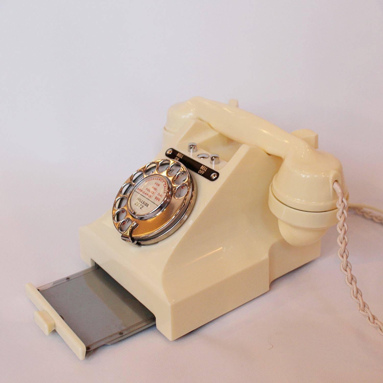 Bakelite Telephone In Excellent Condition In Forest Row, East Sussex