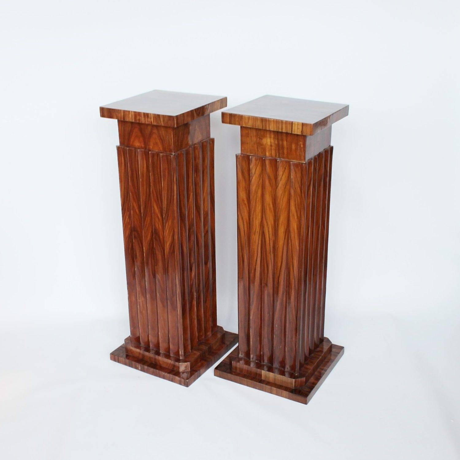 A pair of Art Deco pedestals in straight grain walnut, with fluted body.

Dimensions: H 96cm, W/D at top 30 cm, W/D at base 36 cm.

   