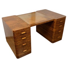 Un escritorio Art Déco de nogal de la marca Walnut Partners, de Maple & Co