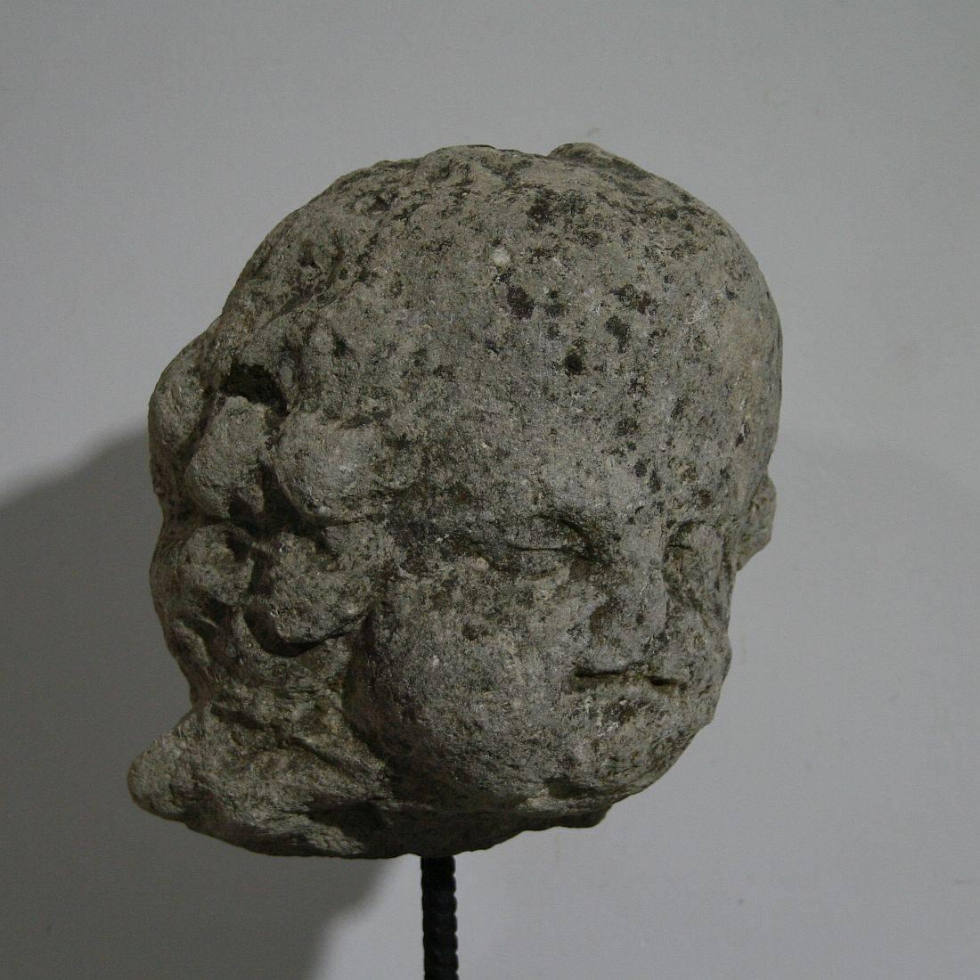 17th-18th Century French Weathered Carved Stone Head of an Angel In Distressed Condition In Buisson, FR