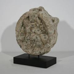 Fragment de pierre sculptée médiévale romane française représentant le Christ assis
