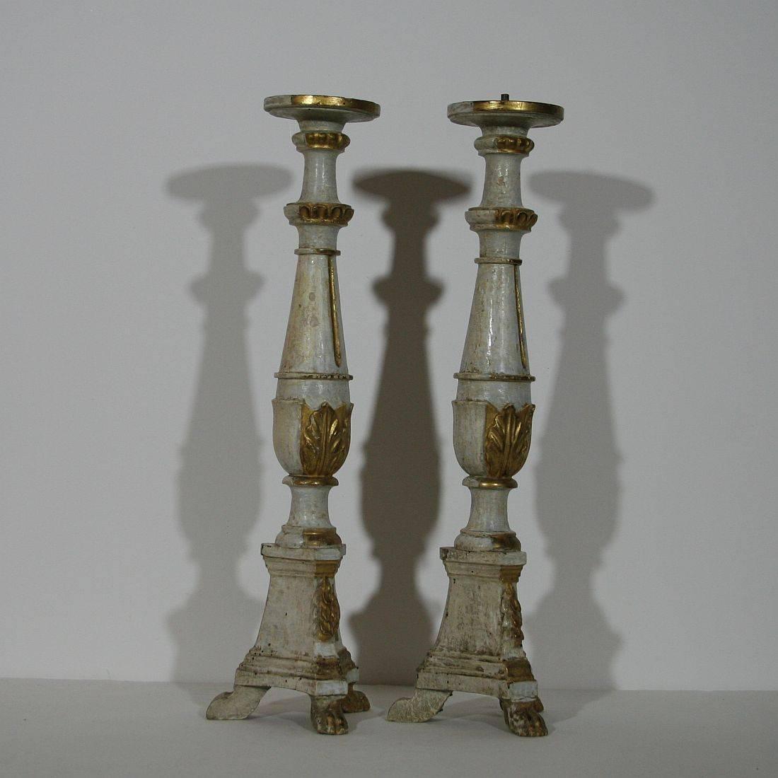 Pair of 18th Century Italian Louis XVI Style Giltwood Altar Candlesticks In Good Condition In Buisson, FR