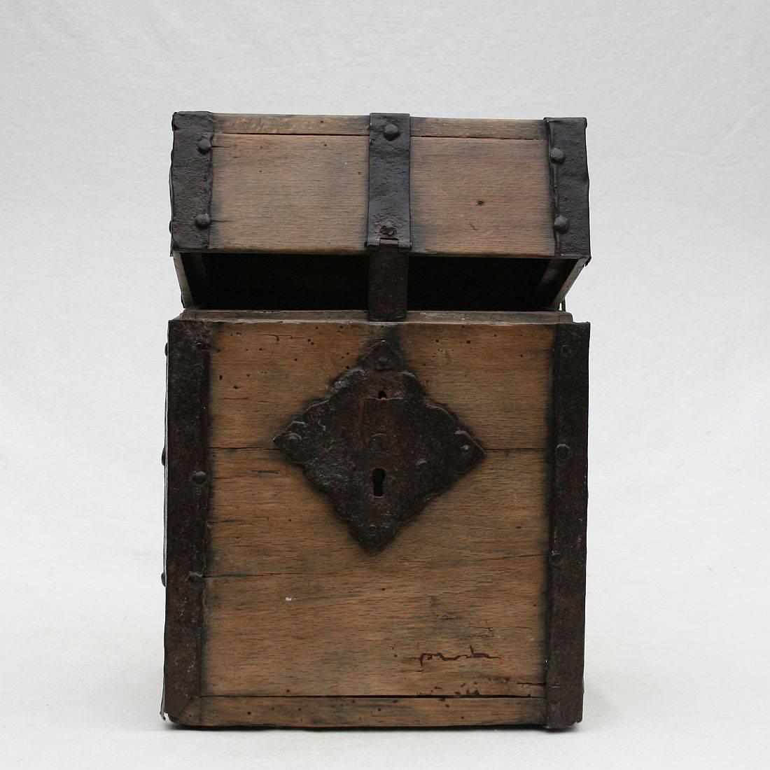17th-18th Century German Wooden Strong Box In Fair Condition In Buisson, FR