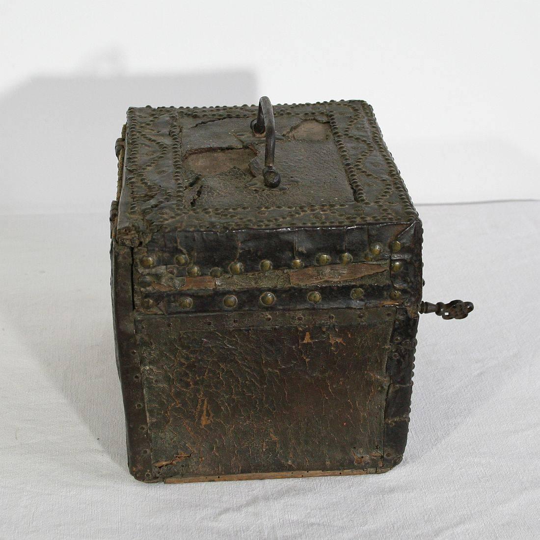 Small 17th Century, French Coffer/Box in Leather In Fair Condition In Buisson, FR