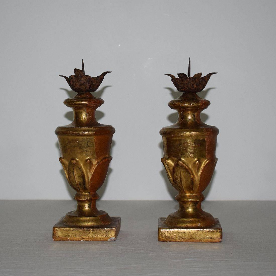 Couple of Late 18th Century Italian Neoclassical Giltwood Candlesticks In Good Condition In Buisson, FR