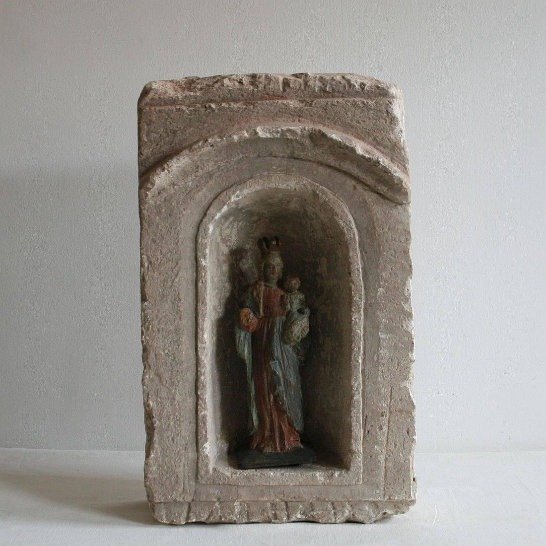 French 17th Century Carved Stone Altar Niche In Good Condition In Buisson, FR